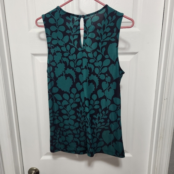Floral Sleeveless Top in Green and Black - Picture 2 of 4